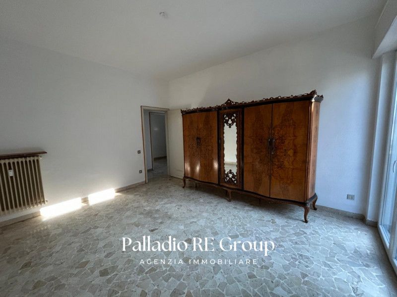 Situato in un contesto residenziale tranquillo, proponiamo un ampio appartamento bicamere al seco...