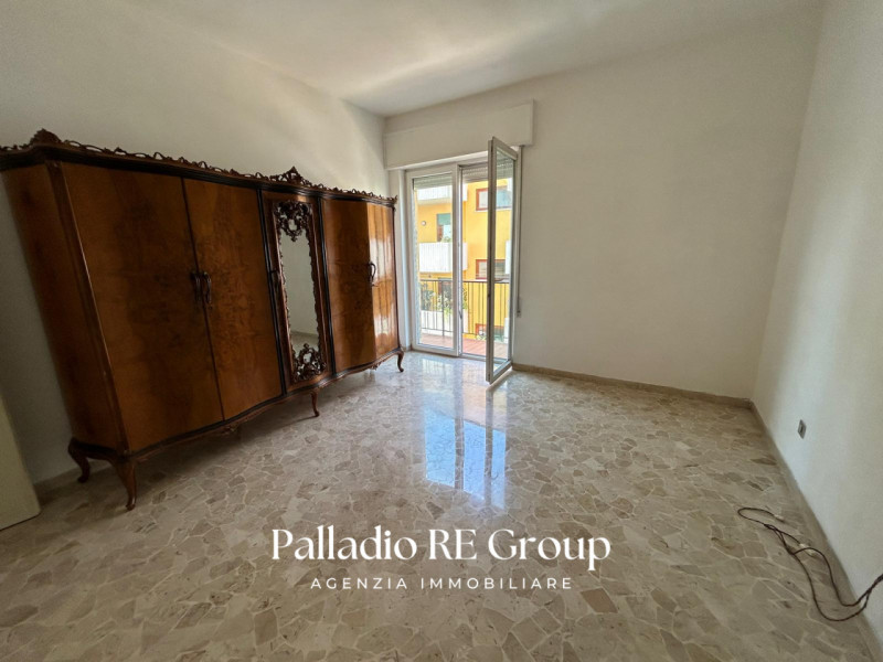 Situato in un contesto residenziale tranquillo, proponiamo un ampio appartamento bicamere al seco...