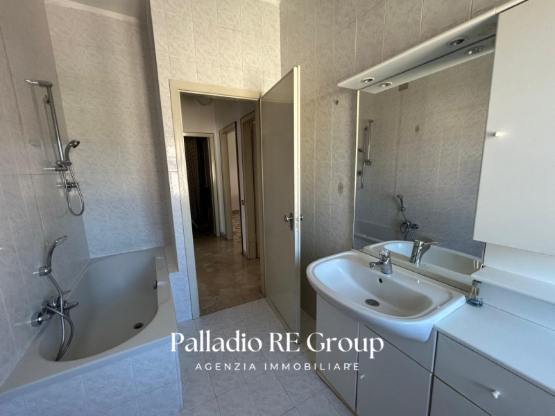 Situato in un contesto residenziale tranquillo, proponiamo un ampio appartamento bicamere al seco...