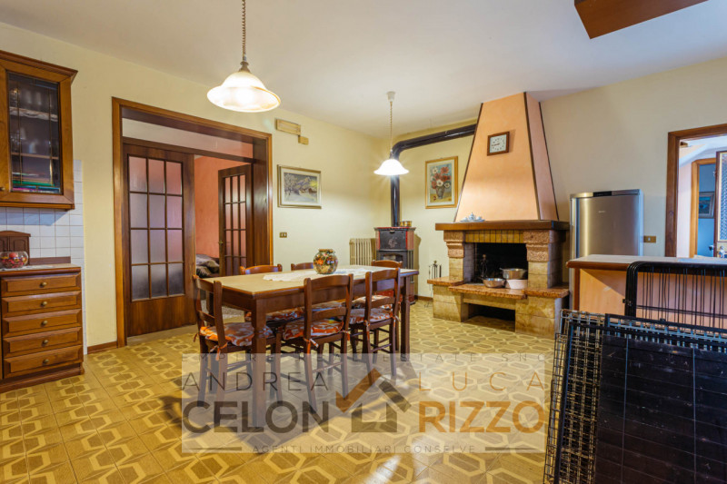 Nel cuore di Agna, a due passi da tutti i servizi, ti aspetta una casa singola che sa di spazio, ...