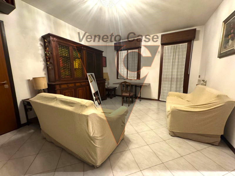 Appartamento al piano secondo con ascensore composto da ingresso-soggiorno,cucina,disipegno,2 bag...