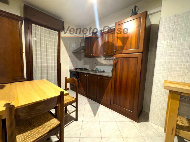 Appartamento al piano secondo con ascensore composto da ingresso-soggiorno,cucina,disipegno,2 bag...