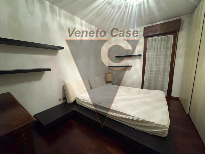 Appartamento al piano secondo con ascensore composto da ingresso-soggiorno,cucina,disipegno,2 bag...