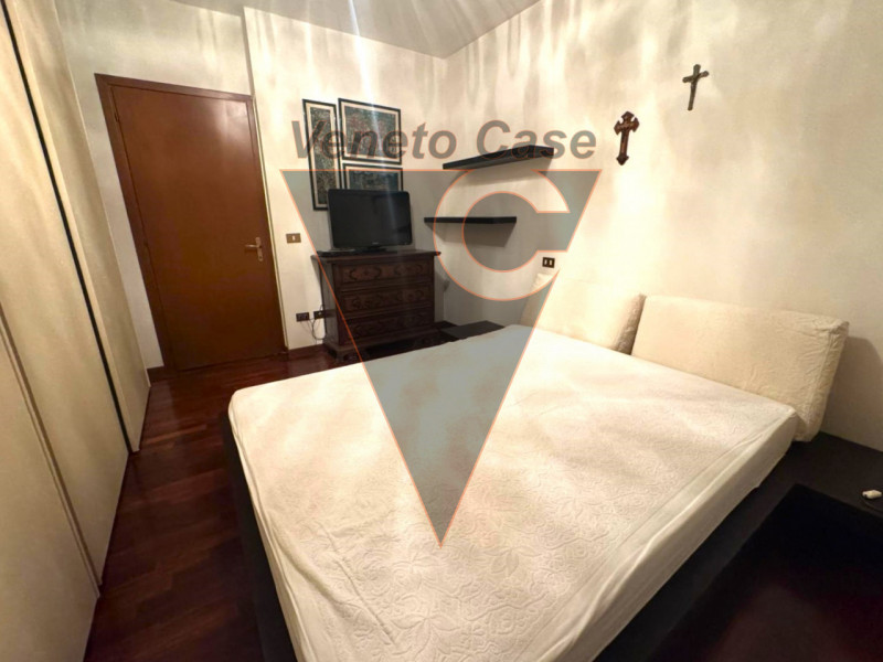 Appartamento al piano secondo con ascensore composto da ingresso-soggiorno,cucina,disipegno,2 bag...