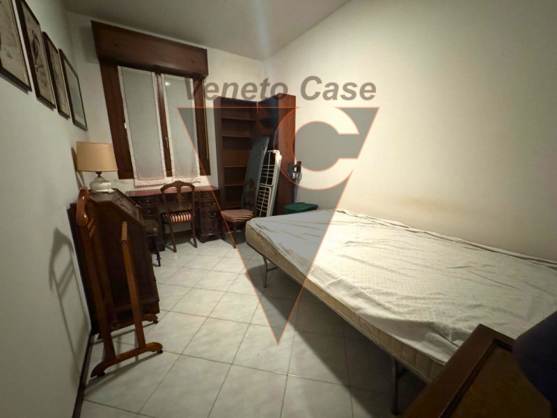 Appartamento al piano secondo con ascensore composto da ingresso-soggiorno,cucina,disipegno,2 bag...