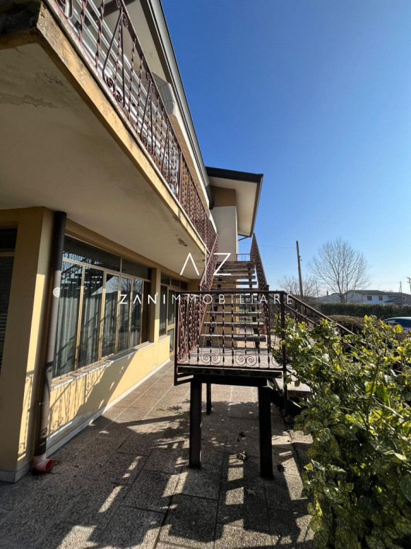 Proponiamo in vendita una splendida casa singola a Castelfranco Veneto, ideale per chi cerca ampi...