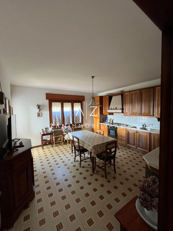 Proponiamo in vendita una splendida casa singola a Castelfranco Veneto, ideale per chi cerca ampi...