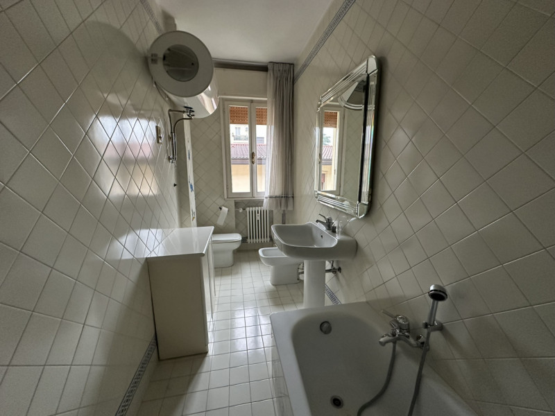 OTTIMO APPARTAMENTO TRICAMENRE ZONA SANTA RITA - VENDESI

Nel quartiere di Santa Rita, comodo a t...