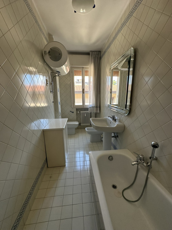 Santa Rita/Pontecorvo eccellente appartamento tricamere vendesi.
A 200 metri da Porta Pontecorvo ...