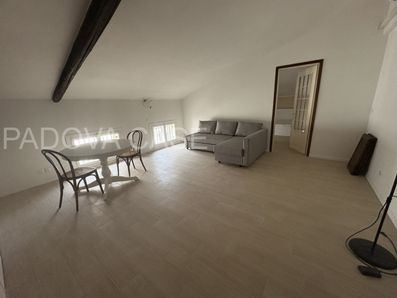 Una perla rara nel cuore di Padova!
Dimentica i soliti appartamenti. In Via Cesare Battisti, scop...