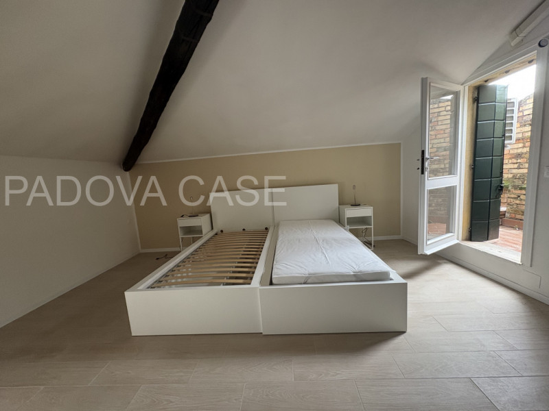 Una perla rara nel cuore di Padova!
Dimentica i soliti appartamenti. In Via Cesare Battisti, scop...