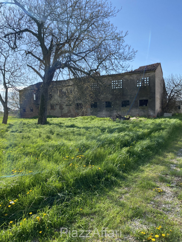 Proponiamo in vendita in Via Fiumicello del comune di Brugine, in zona rurale, interessante fabbr...