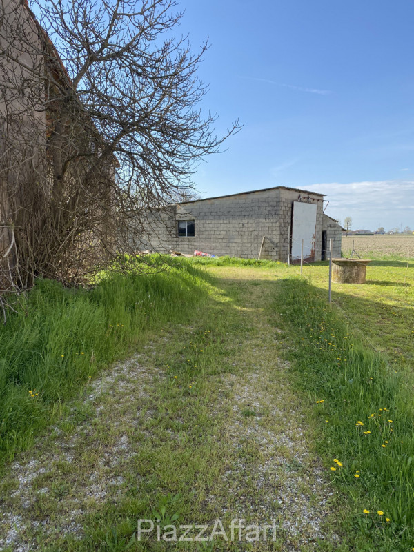 Proponiamo in vendita in Via Fiumicello del comune di Brugine, in zona rurale, interessante fabbr...