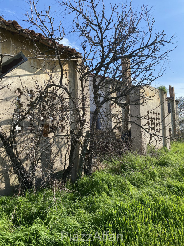 Proponiamo in vendita in Via Fiumicello del comune di Brugine, in zona rurale, interessante fabbr...