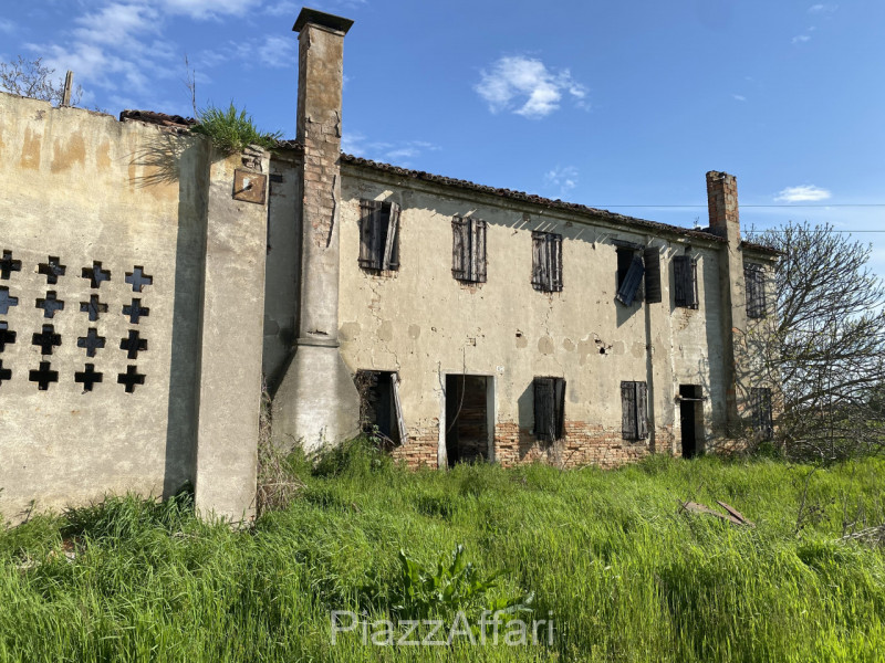 Proponiamo in vendita in Via Fiumicello del comune di Brugine, in zona rurale, interessante fabbr...