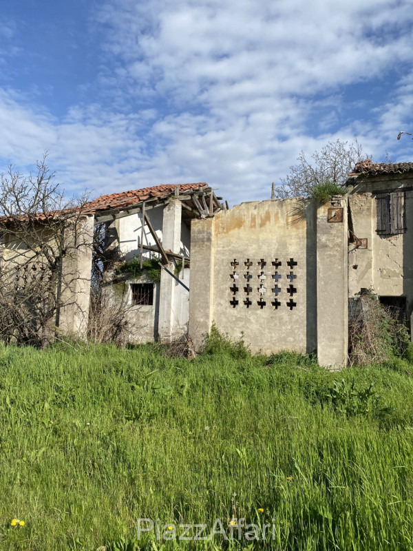 Proponiamo in vendita in Via Fiumicello del comune di Brugine, in zona rurale, interessante fabbr...