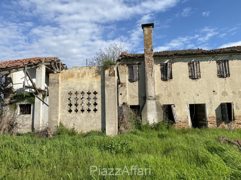 Proponiamo in vendita in Via Fiumicello del comune di Brugine, in zona rurale, interessante fabbr...