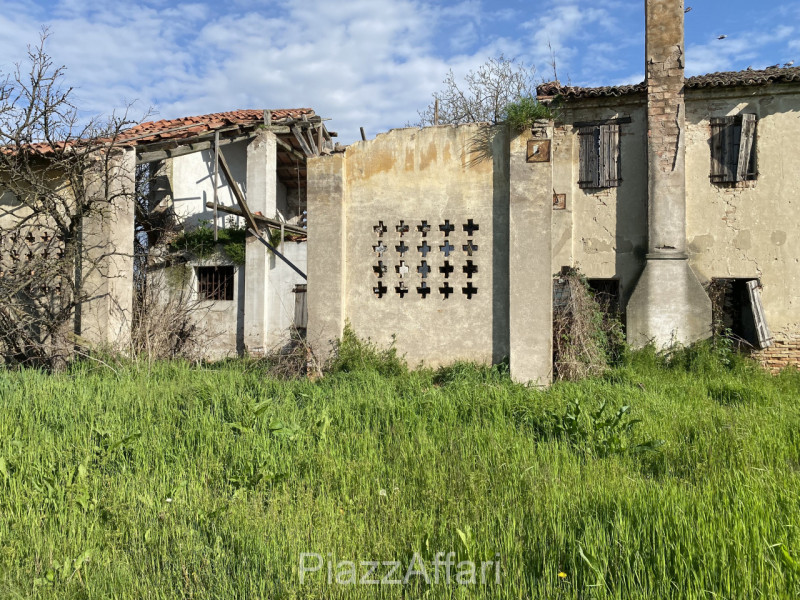 Proponiamo in vendita in Via Fiumicello del comune di Brugine, in zona rurale, interessante fabbr...