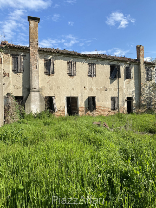 Proponiamo in vendita in Via Fiumicello del comune di Brugine, in zona rurale, interessante fabbr...