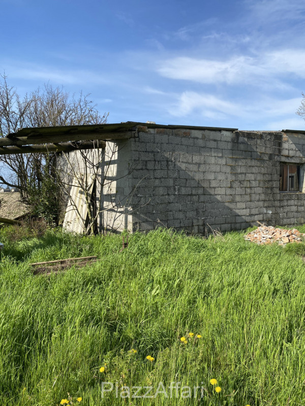 Proponiamo in vendita in Via Fiumicello del comune di Brugine, in zona rurale, interessante fabbr...