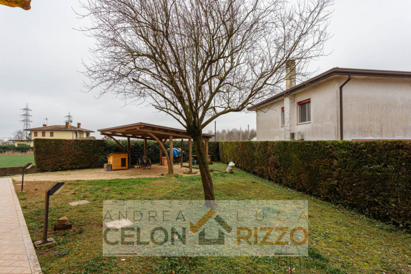 In tranquilla zona residenziale, proponiamo porzione di trifamiliare di testa dalle ottime metrat...