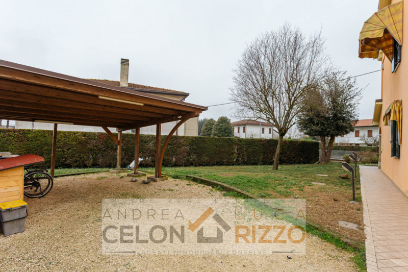 In tranquilla zona residenziale, proponiamo porzione di trifamiliare di testa dalle ottime metrat...