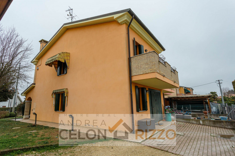 In tranquilla zona residenziale, proponiamo porzione di trifamiliare di testa dalle ottime metrat...