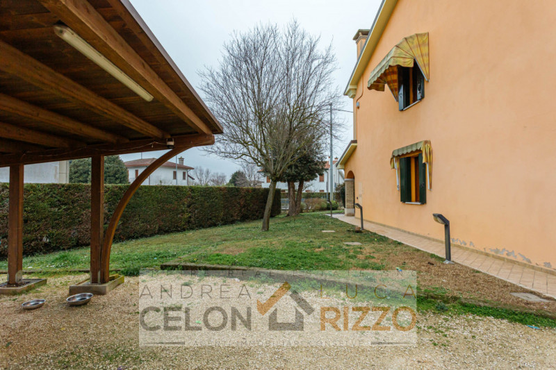 In tranquilla zona residenziale, proponiamo porzione di trifamiliare di testa dalle ottime metrat...