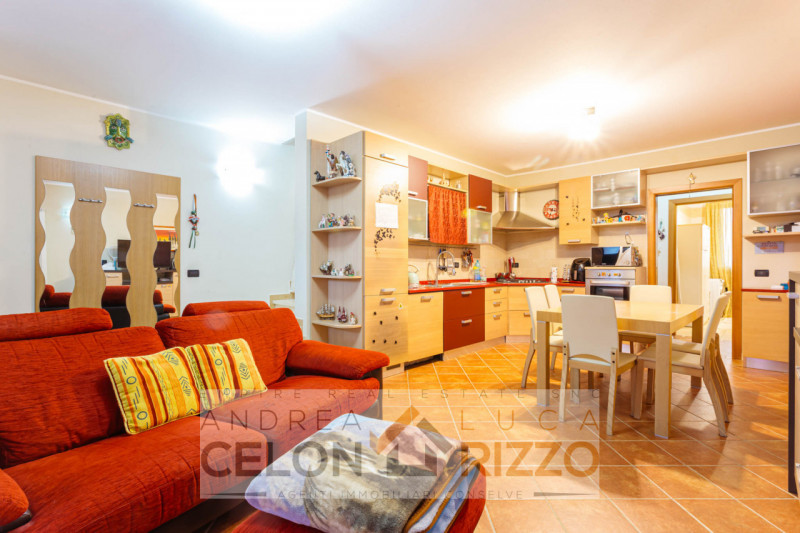 In tranquilla zona residenziale, proponiamo porzione di trifamiliare di testa dalle ottime metrat...