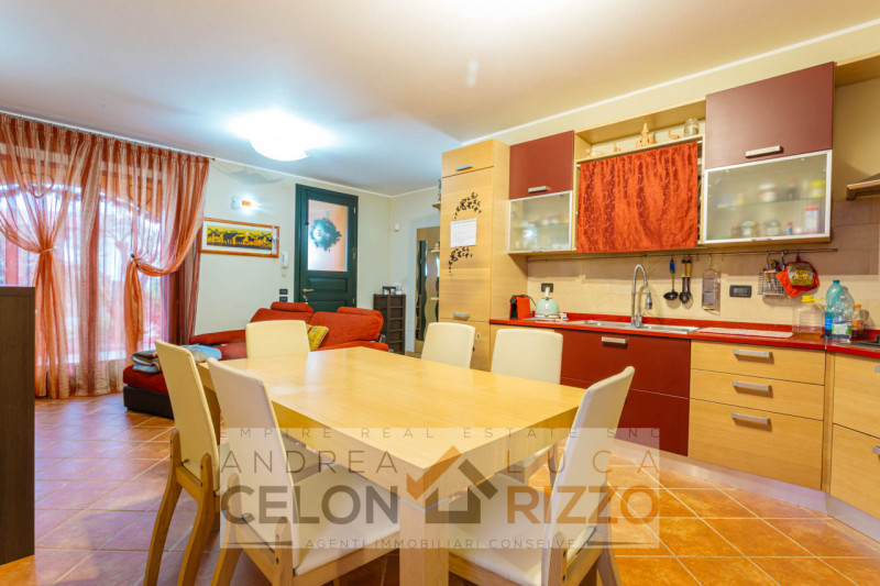 In tranquilla zona residenziale, proponiamo porzione di trifamiliare di testa dalle ottime metrat...