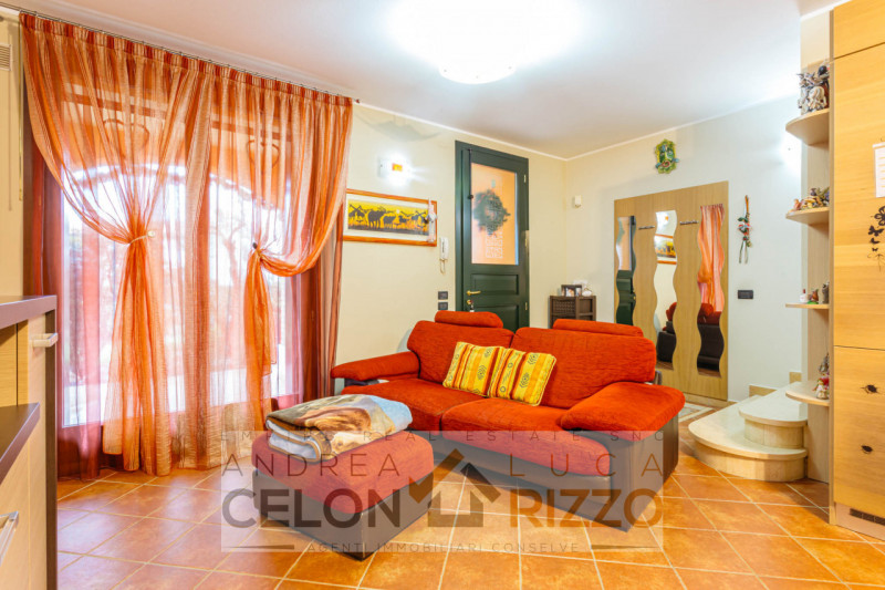 In tranquilla zona residenziale, proponiamo porzione di trifamiliare di testa dalle ottime metrat...