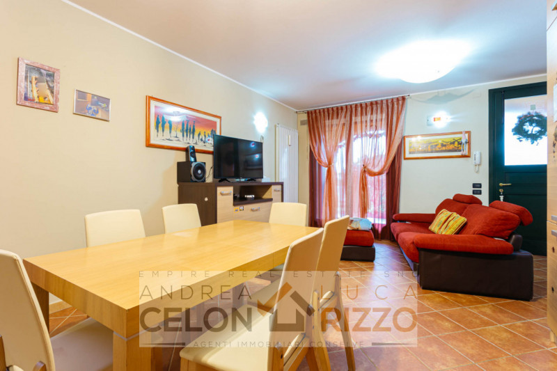 In tranquilla zona residenziale, proponiamo porzione di trifamiliare di testa dalle ottime metrat...