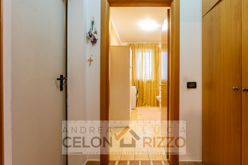 In tranquilla zona residenziale, proponiamo porzione di trifamiliare di testa dalle ottime metrat...