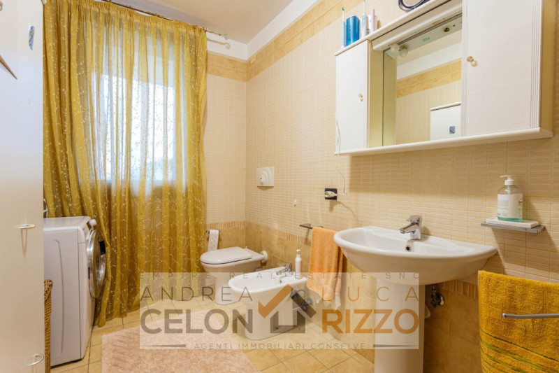 In tranquilla zona residenziale, proponiamo porzione di trifamiliare di testa dalle ottime metrat...