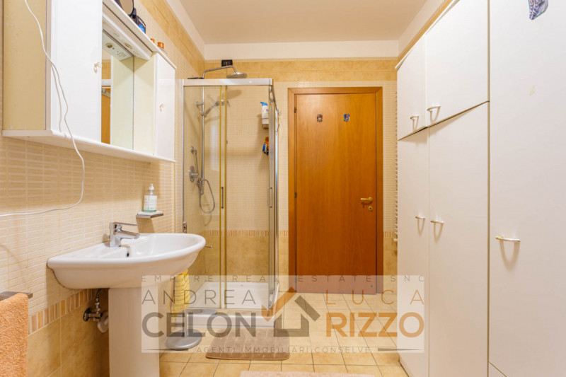 In tranquilla zona residenziale, proponiamo porzione di trifamiliare di testa dalle ottime metrat...