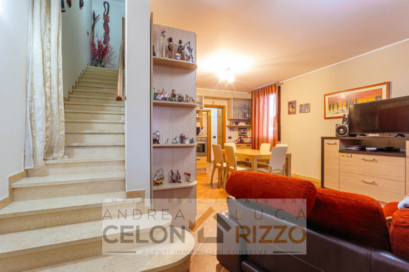 In tranquilla zona residenziale, proponiamo porzione di trifamiliare di testa dalle ottime metrat...