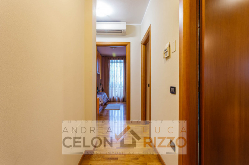 In tranquilla zona residenziale, proponiamo porzione di trifamiliare di testa dalle ottime metrat...