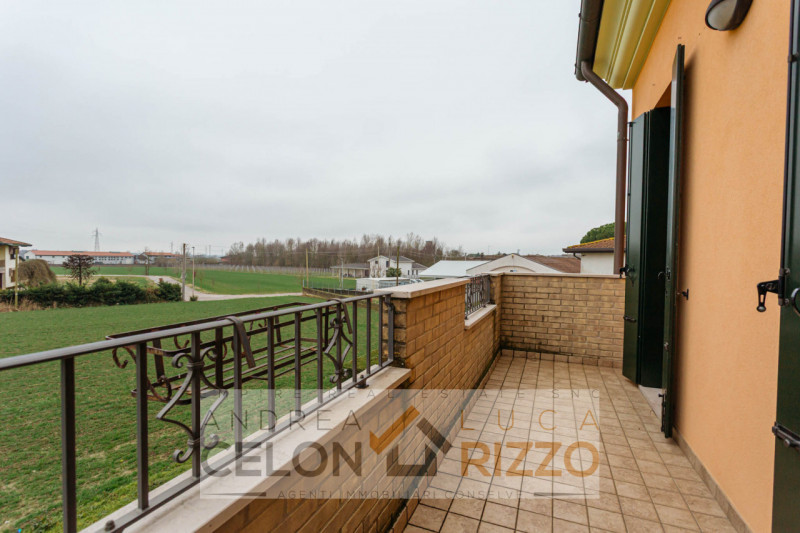 In tranquilla zona residenziale, proponiamo porzione di trifamiliare di testa dalle ottime metrat...