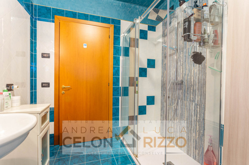 In tranquilla zona residenziale, proponiamo porzione di trifamiliare di testa dalle ottime metrat...