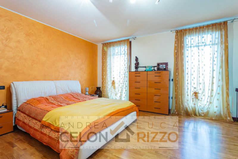 In tranquilla zona residenziale, proponiamo porzione di trifamiliare di testa dalle ottime metrat...