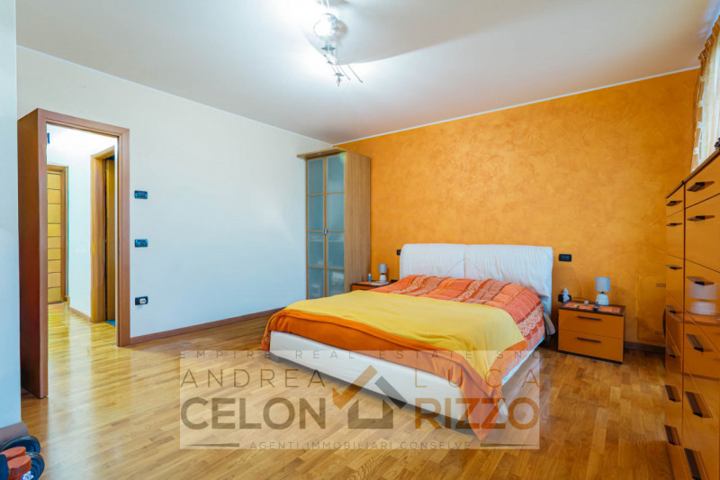 In tranquilla zona residenziale, proponiamo porzione di trifamiliare di testa dalle ottime metrat...