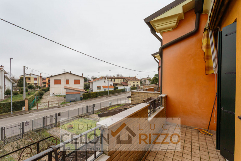 In tranquilla zona residenziale, proponiamo porzione di trifamiliare di testa dalle ottime metrat...