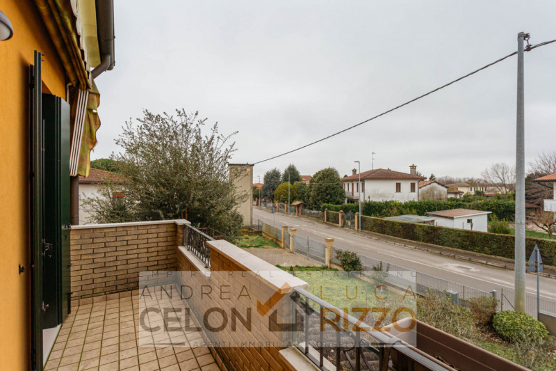 In tranquilla zona residenziale, proponiamo porzione di trifamiliare di testa dalle ottime metrat...