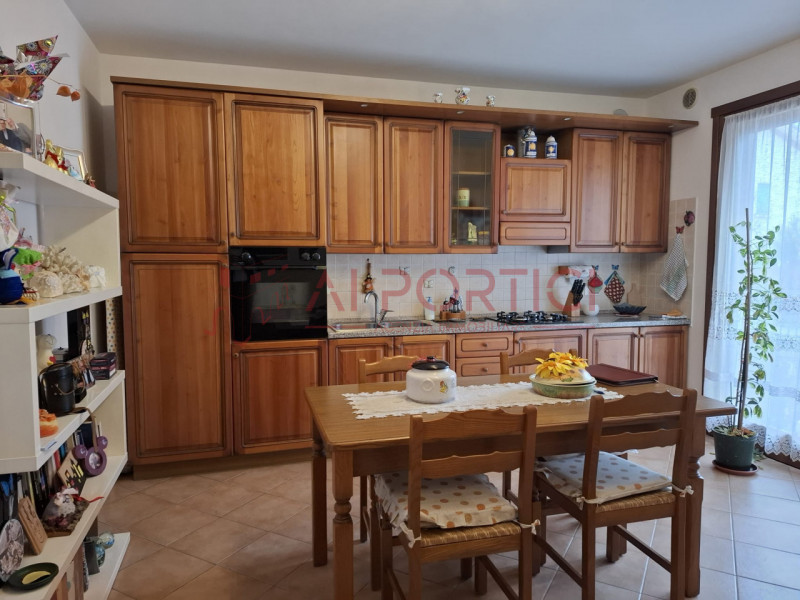 CAMPAGNA LUPIA - Mini APPARTAMENTO con piccolo SCOPERTO PRIVATO, a soli 500m dal centro del paese...