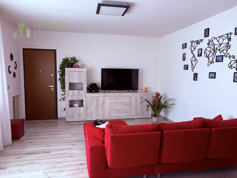 TORREBELVICINO: in zona comoda a tutti i servizi TRICAMERE al piano secondo e ultimo, inserito in...