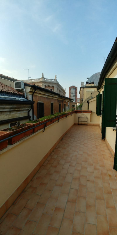 Scoprite un'opportunità unica per vivere in uno splendido attico situato nella prestigiosa zona d...