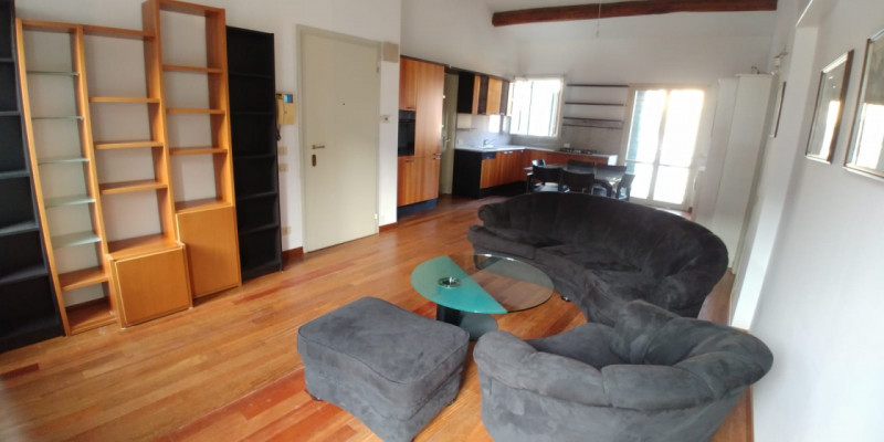 Scoprite un'opportunità unica per vivere in uno splendido attico situato nella prestigiosa zona d...