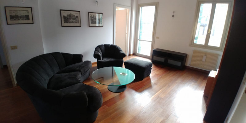 Scoprite un'opportunità unica per vivere in uno splendido attico situato nella prestigiosa zona d...