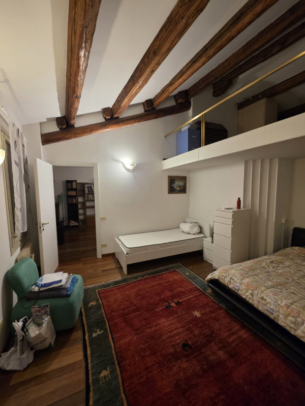 Scoprite un'opportunità unica per vivere in uno splendido attico situato nella prestigiosa zona d...