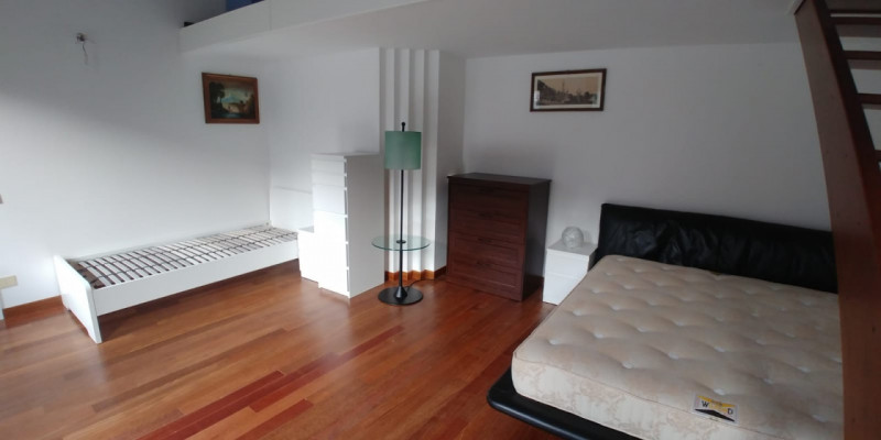 Scoprite un'opportunità unica per vivere in uno splendido attico situato nella prestigiosa zona d...